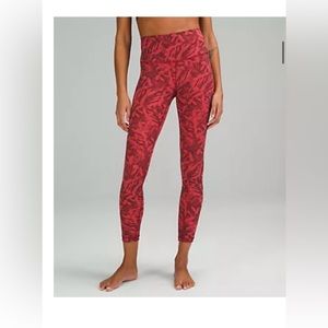 Wunder Under High-Rise Tight 25" *Luxtreme
Spray Leaf Fireside Red Multi